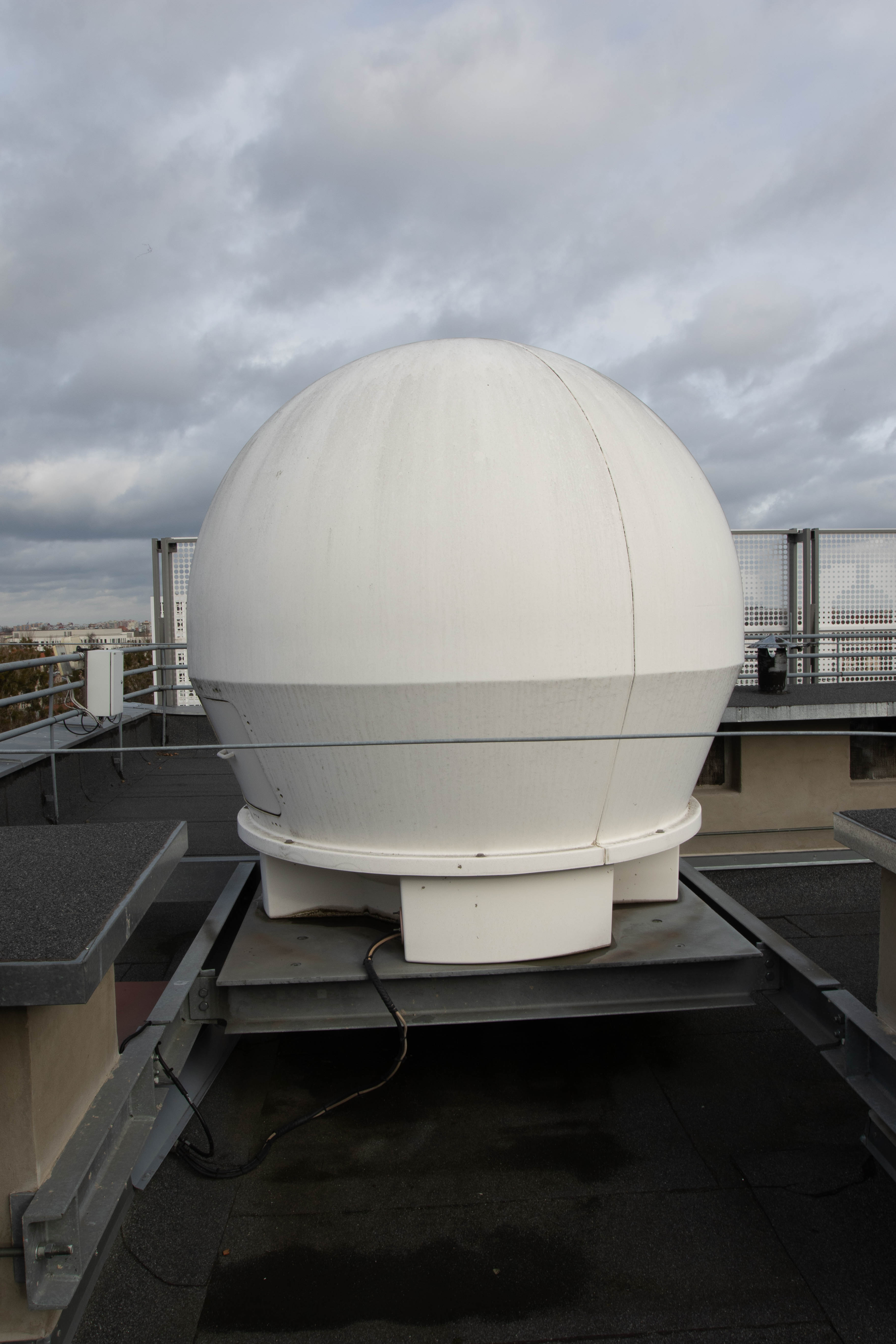 This military standard radome-enclosed 1.5m parabolic antenna is part of the HRPT/AHRPT system, produced by Dartcom.